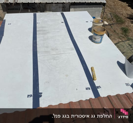 גג עם יריעות איטום, דליים וכלי עבודה